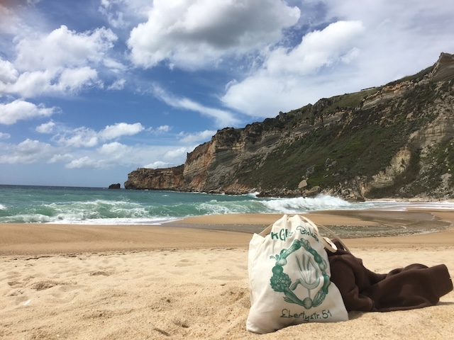 Nazaré - kleine Wellen und Sonnenschein