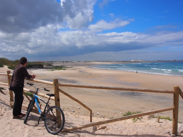 Peniche - neben Surfern radeln