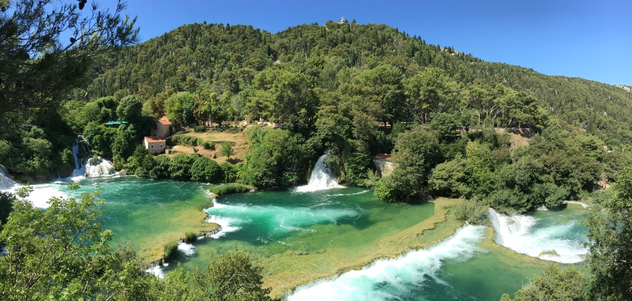 Krka - Wasserterrassen in Türkis und Weiß