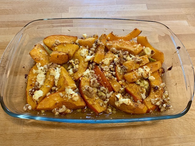 Ofenkürbis mit Feta und Walnüssen