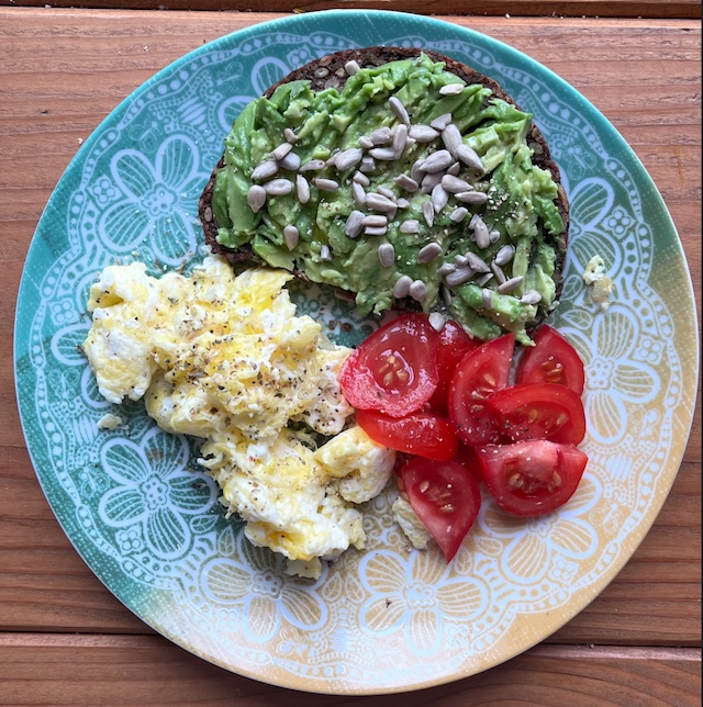 Matsch-Avocado mit Saatbrot und Rührei