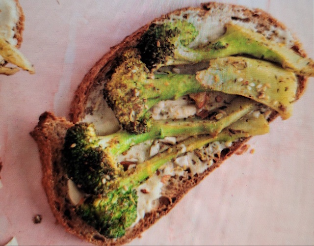 Broccoli on toast with yoghurt sauce & spice mixture