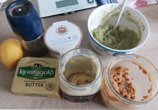 4 Brotaufstriche - Linsen-Tomaten-Creme, Humus, Zitronenbutter, Guacamole mit Tomate