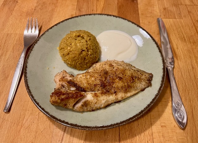 Orientalisch gewürzter Fisch mit Currylinsen