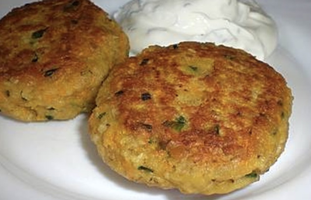 Rote Linsen-Puffer mit Dip